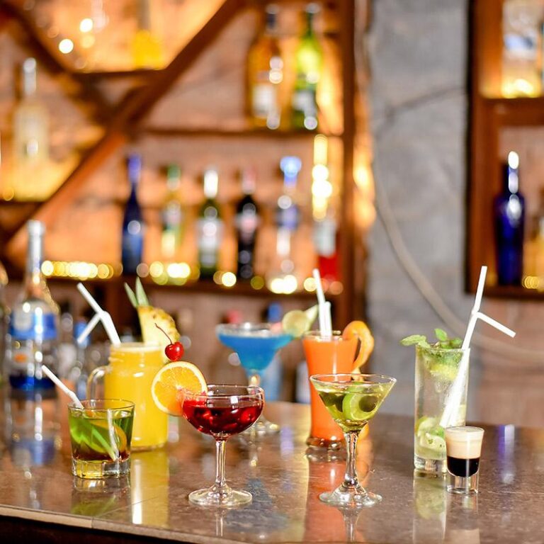 cocktails-on-kingfisher-bar